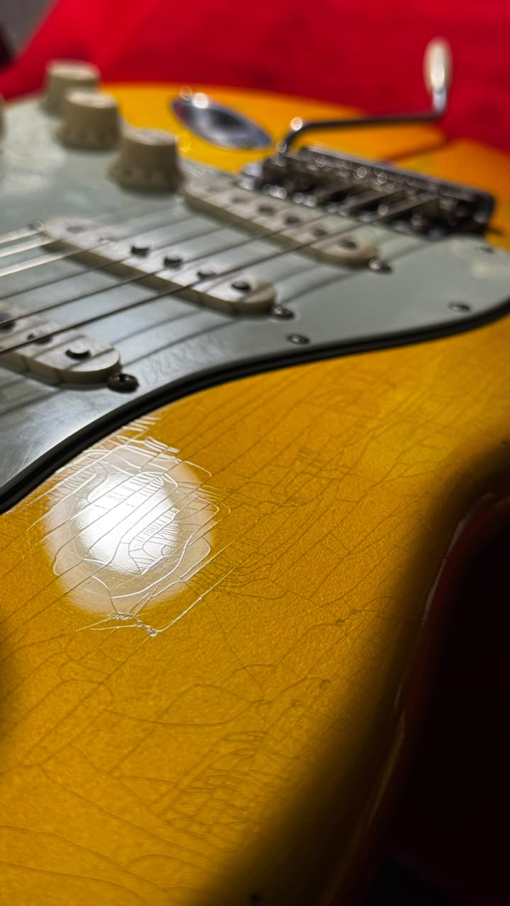 Detalle del craquelado de la laca en el cuerpo de una guitarra sunburst